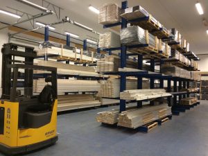 varelager med listverk og gul truck